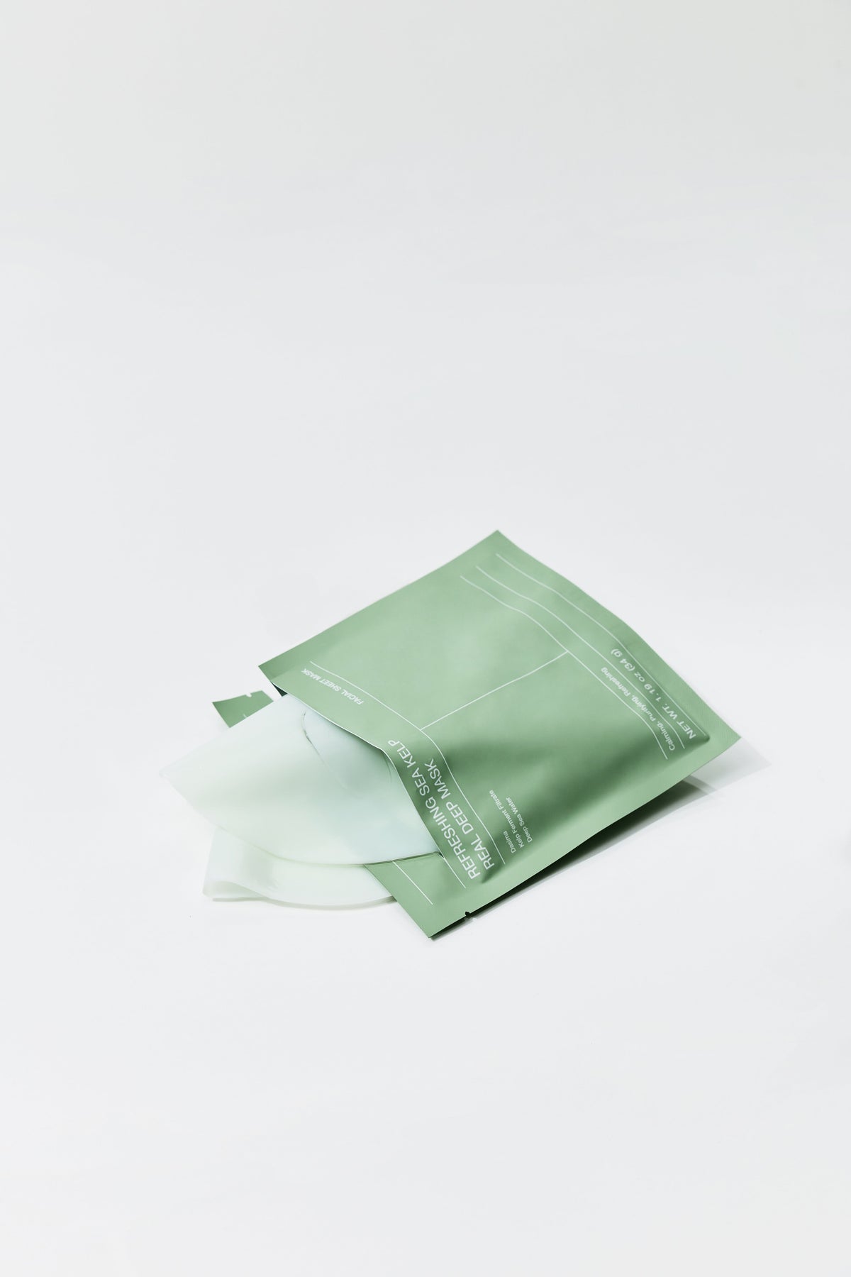 Masque hydrogel vert pâle sortant de son sachet