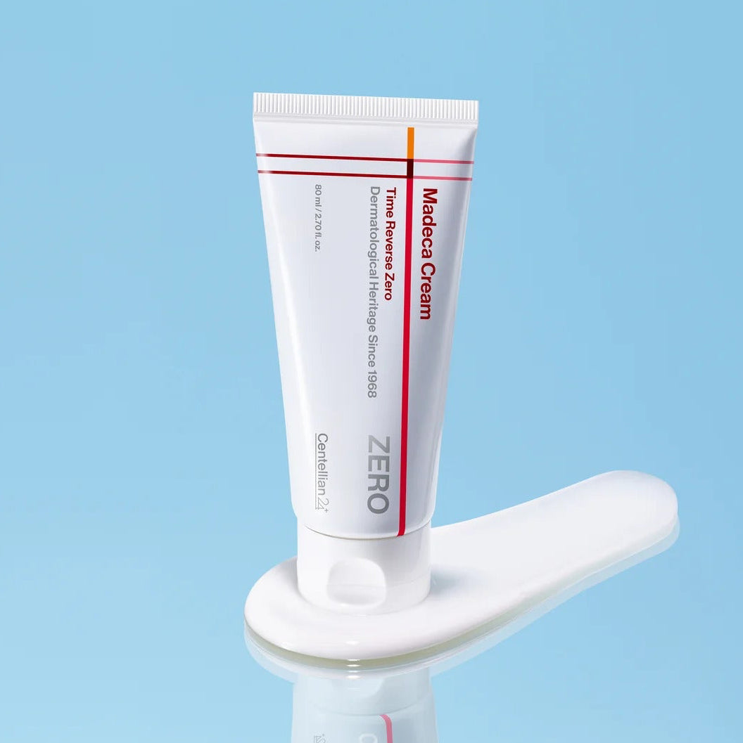 Tube blanc de crème posé sur une trace de soin blanc