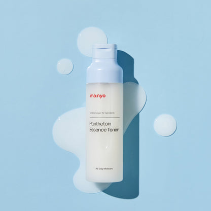Flacon de lotion sur des gouttes laiteuses et un fond bleu