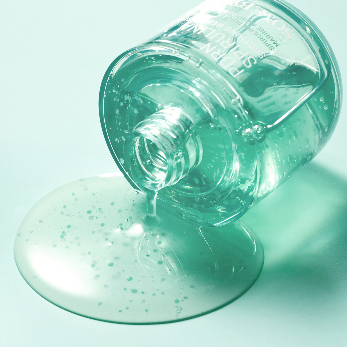 Sérum vert translucide à petites particules s&