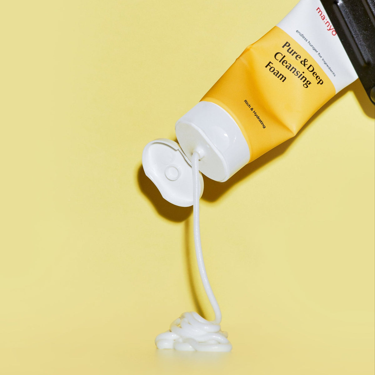 Nettoyant blanc distribué en ruban depuis le tube