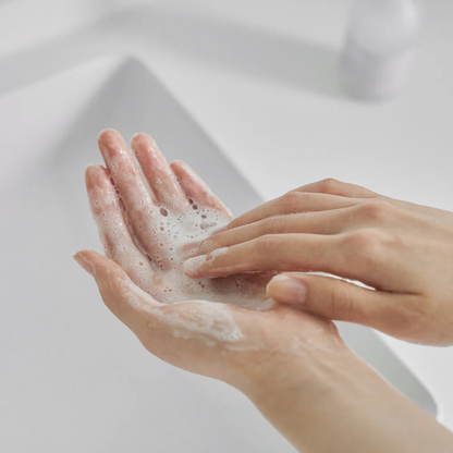 Gel nettoyant transformé en mousse entre les mains