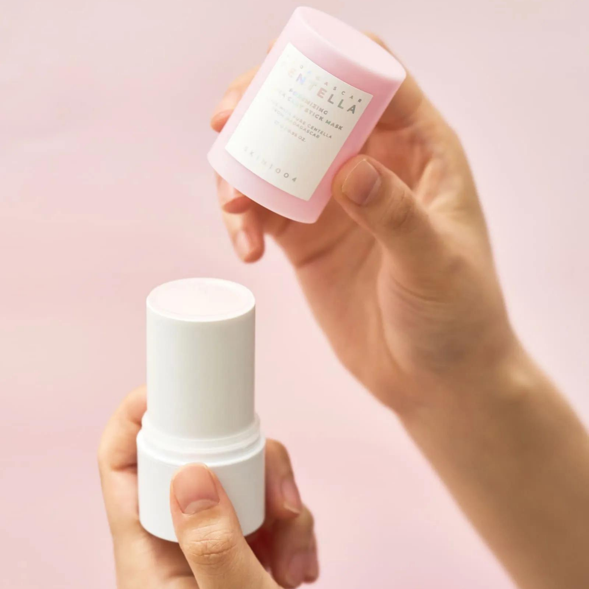 Capuchon rose retiré à la main du stick de masque