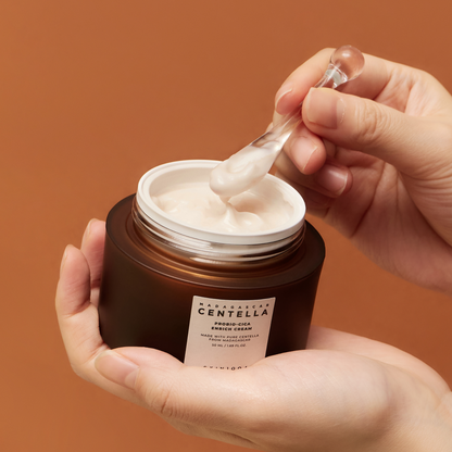 Crème prélevée à la spatule dans le pot tenu en main
