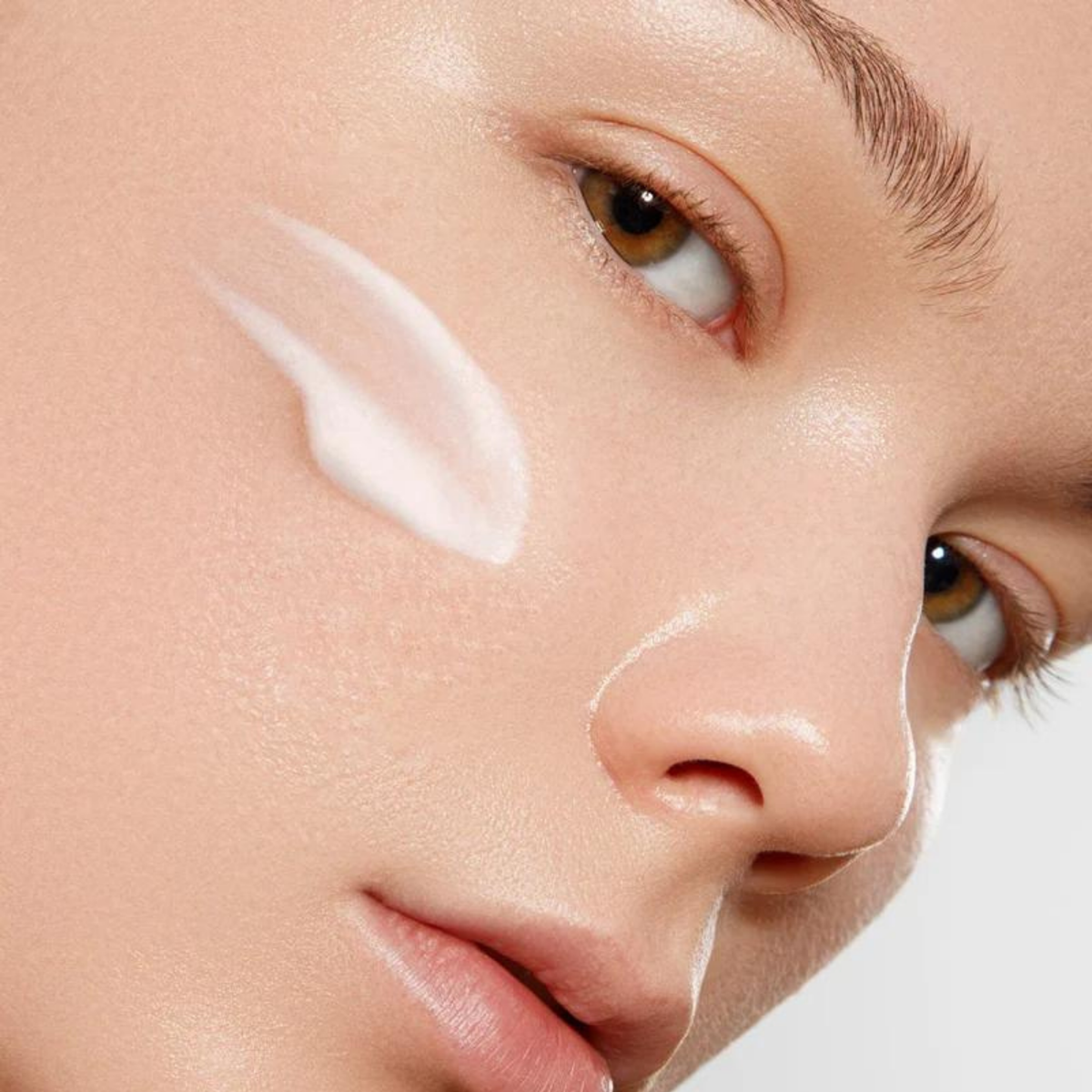 Trace de lait hydratant blanc sur la joue