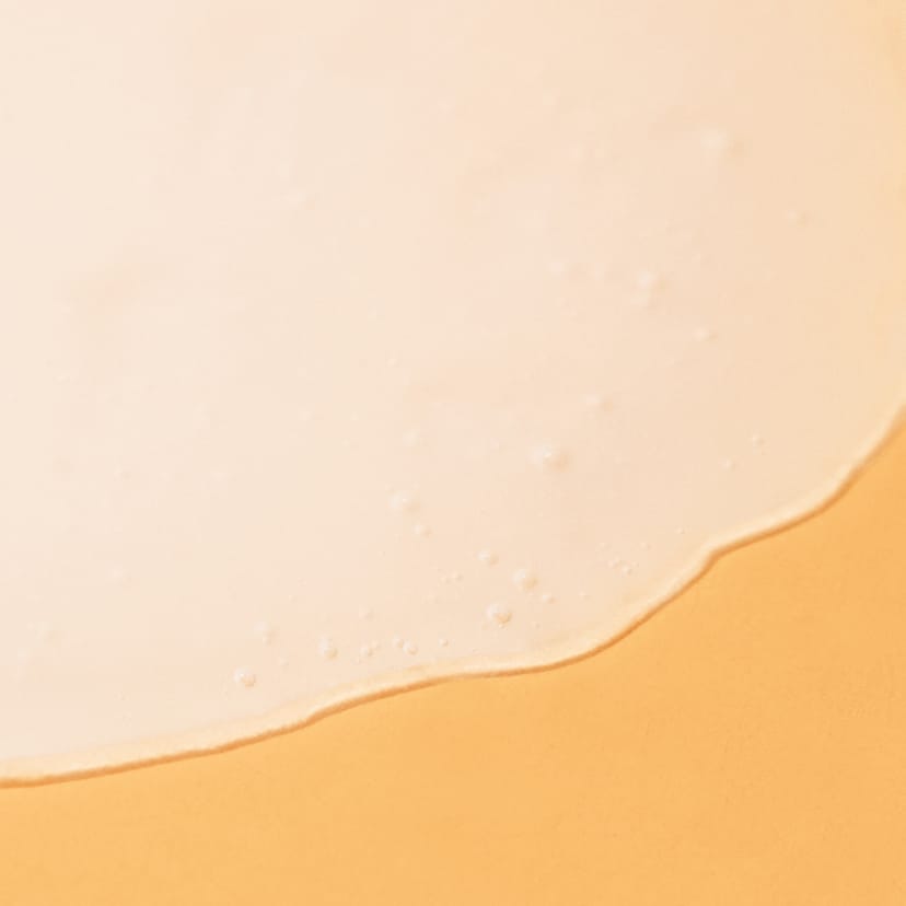 Texture translucide et légèrement crémeuse du sérum étalé