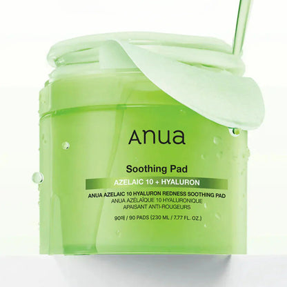 Essence transparente versée dans le pot vert ouvert