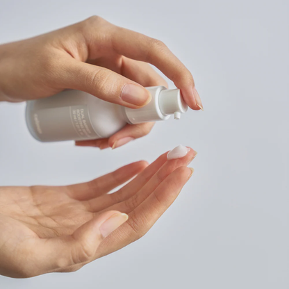 Sérum blanc distribué sur le bout des doigts avec la pompe