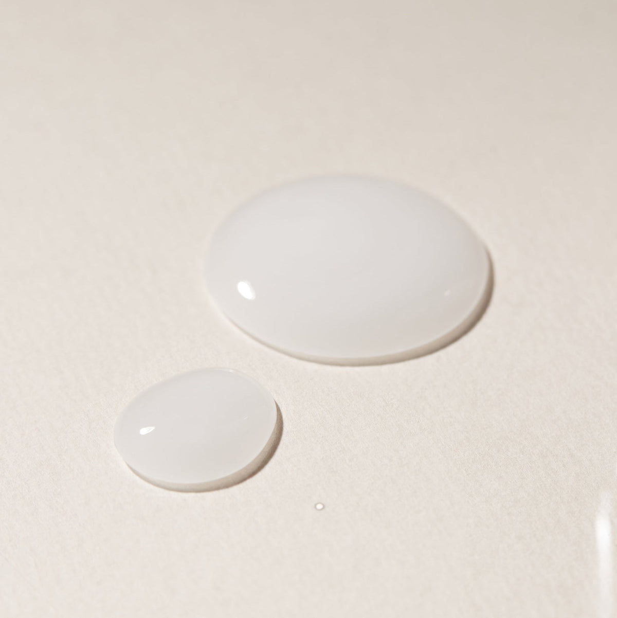 Deux gouttes de sérum blanc à la texture fluide