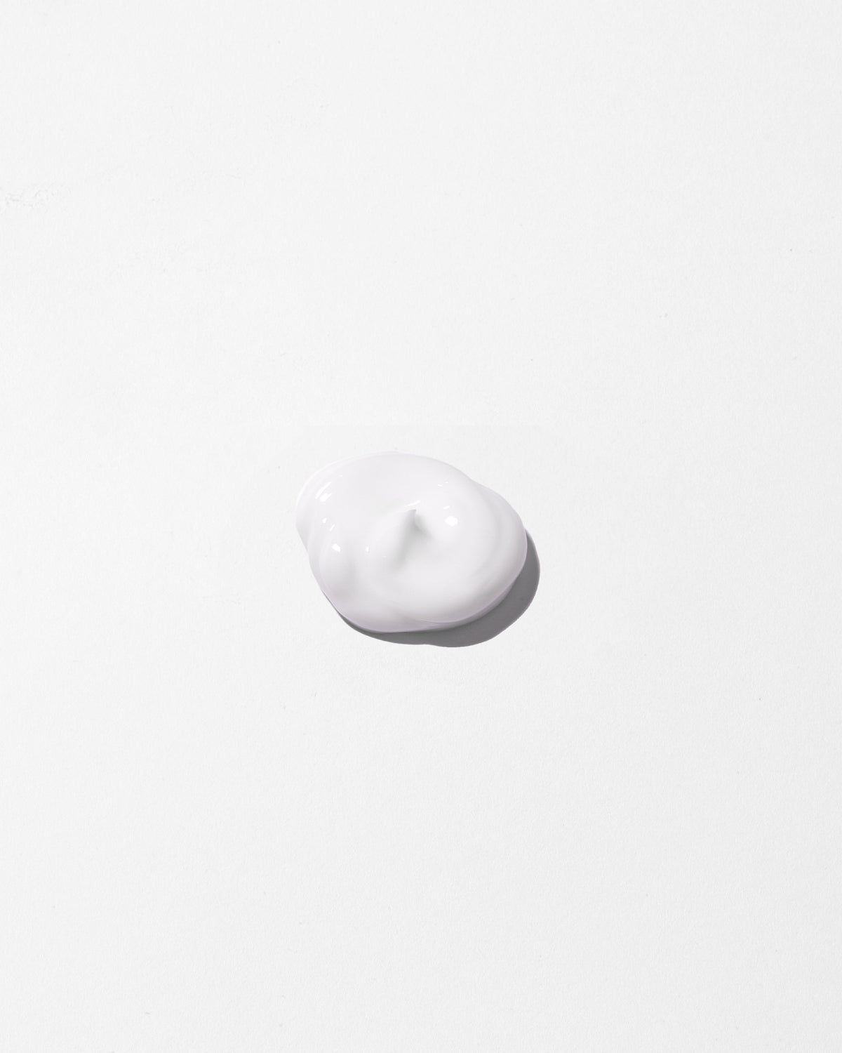 Noisette de crème blanche légèrement rosée