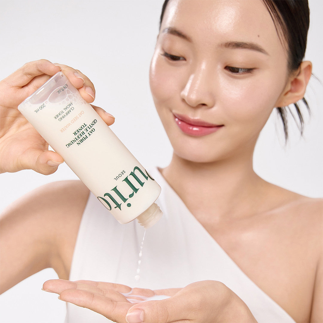 Lotion laiteuse versée dans la paume