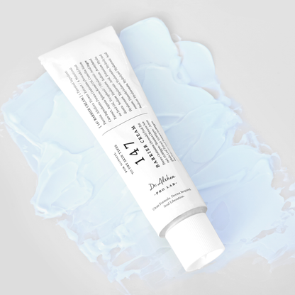 Tube blanc de crème posé sur une texture de crème bleu pâle