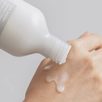 Lotion blanche déposée sur le dos de la main
