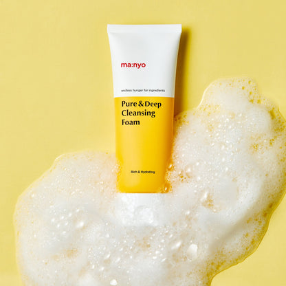 Tube jaune et blanc sur une nappe de mousse