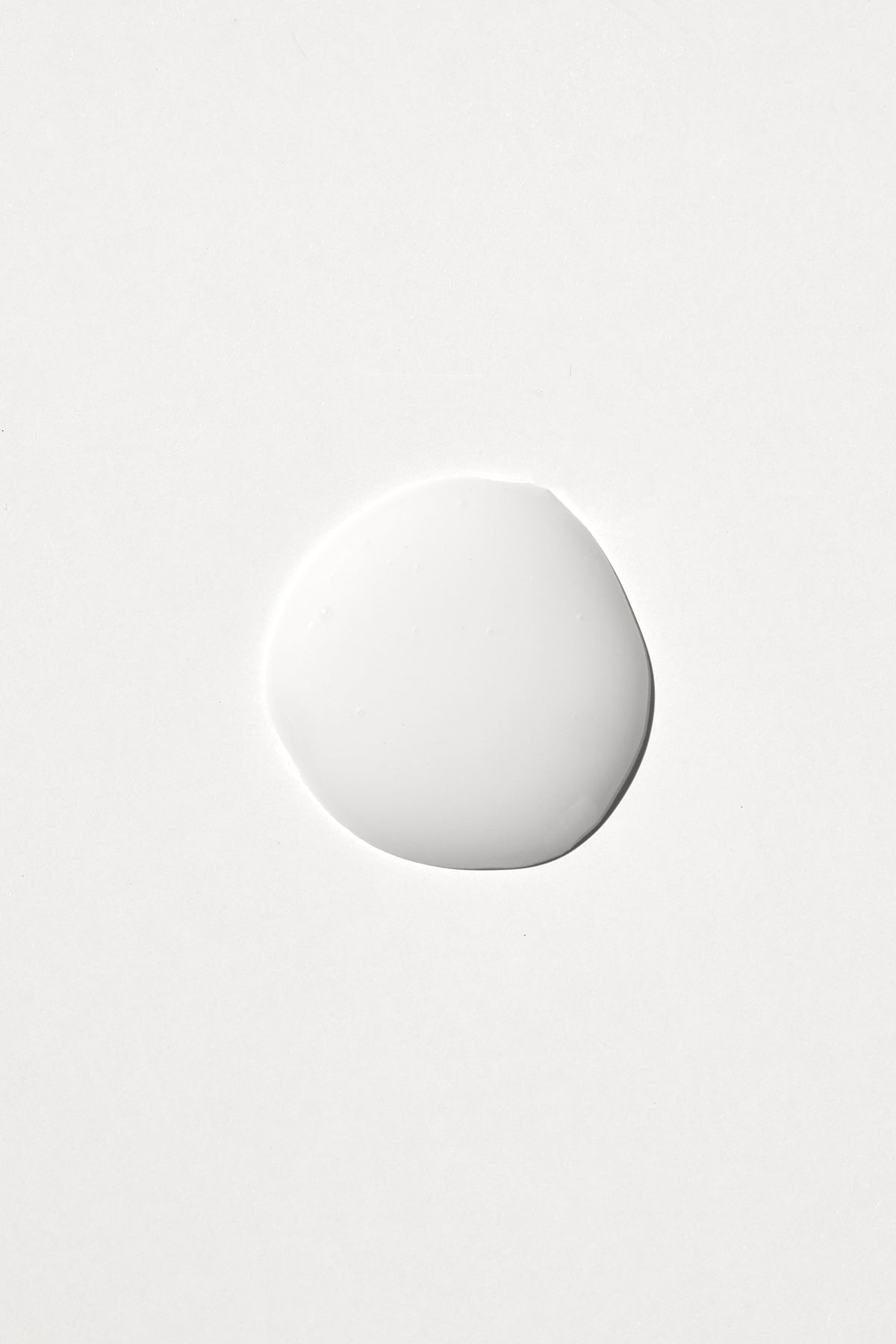Goutte ronde de soin blanc à la texture lisse