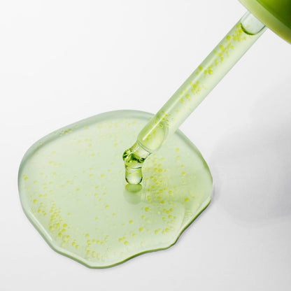 Pipette dans une goutte de sérum vert à particules jaunes