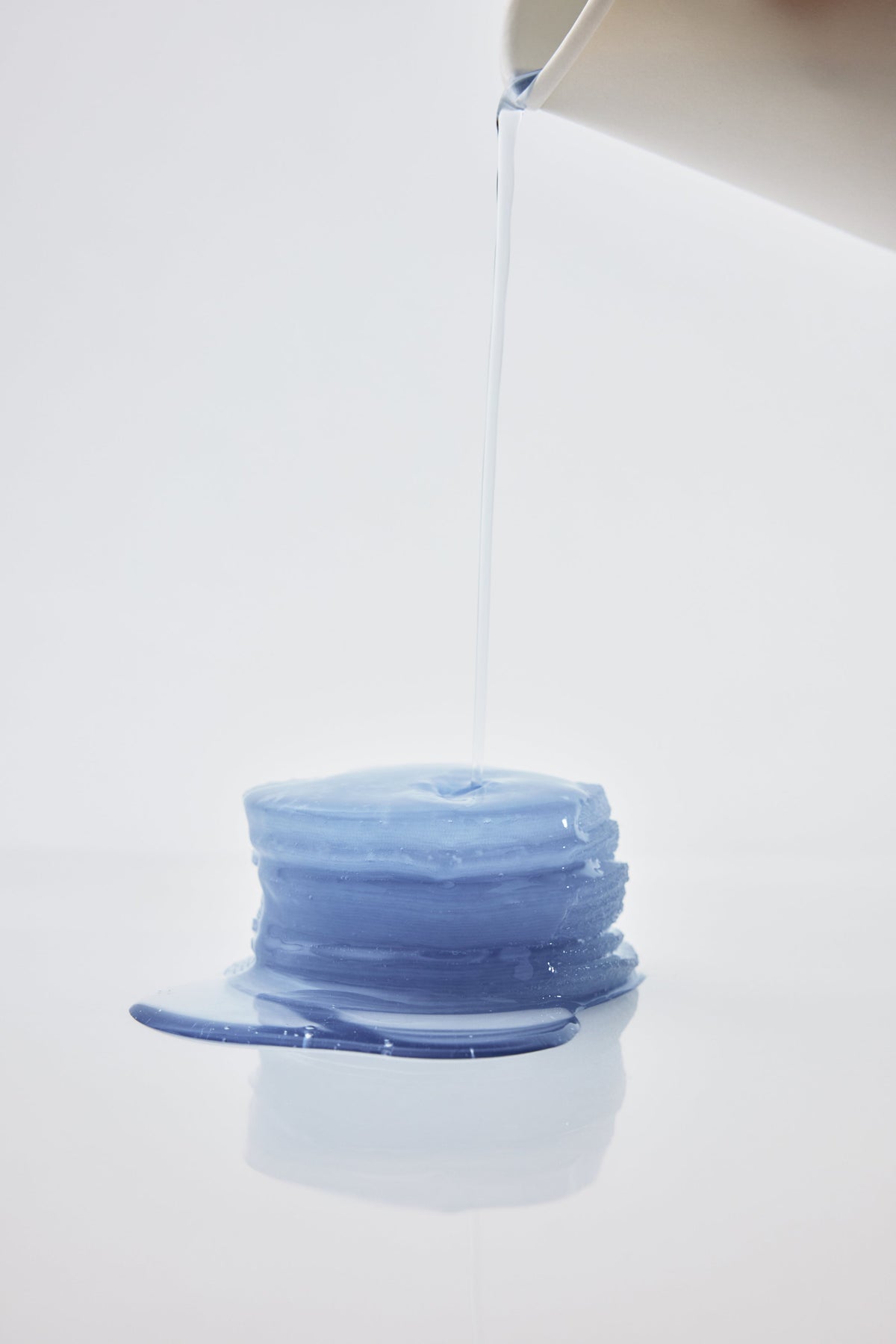 Essence transparente versée sur une pile de disques bleus