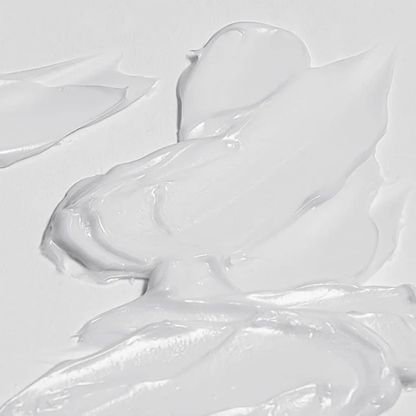 Texture lisse et blanche de la crème étalée