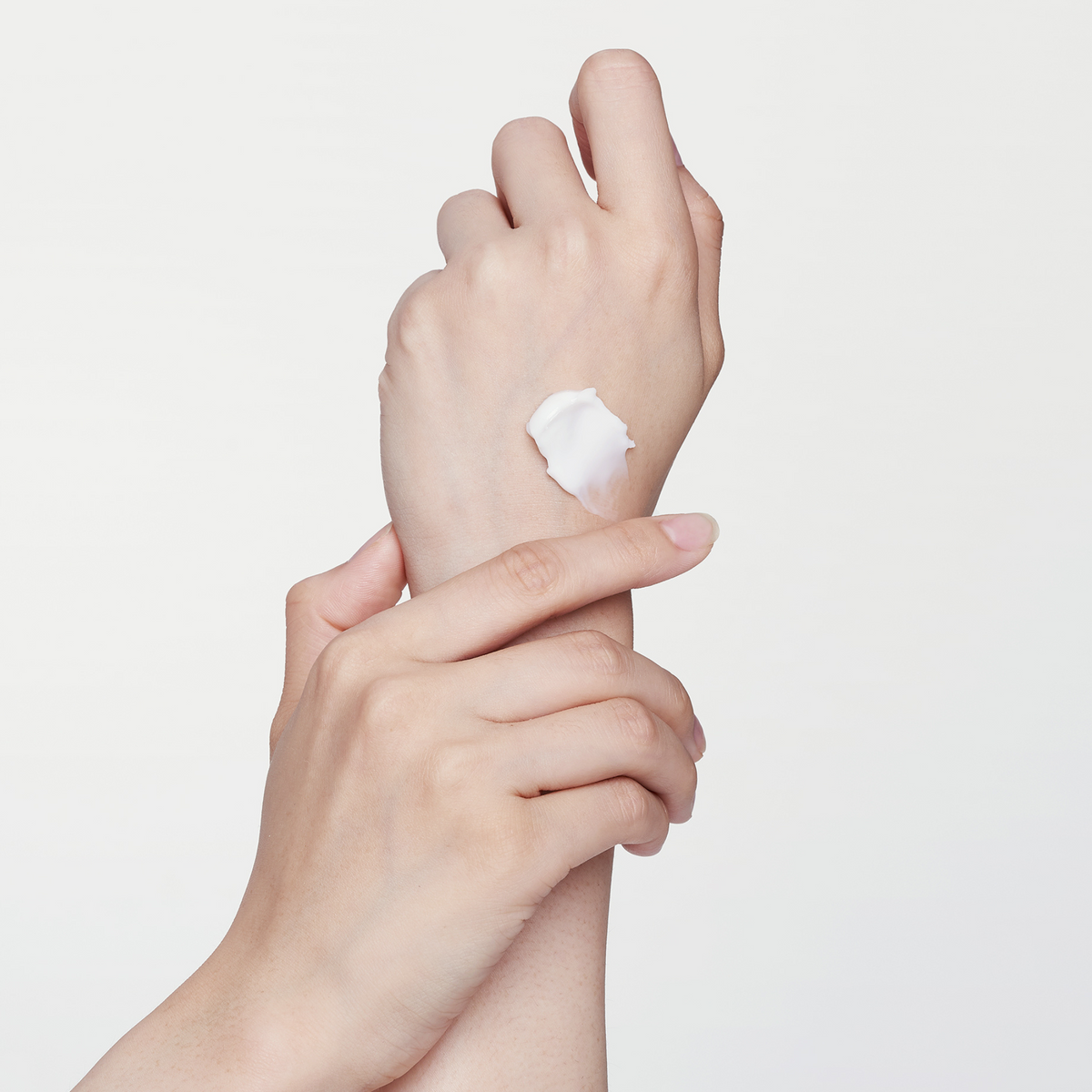 Trace de crème blanche sur le dos de la main