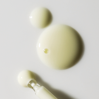 Gouttes de sérum jaune pâle à la texture crémeuse