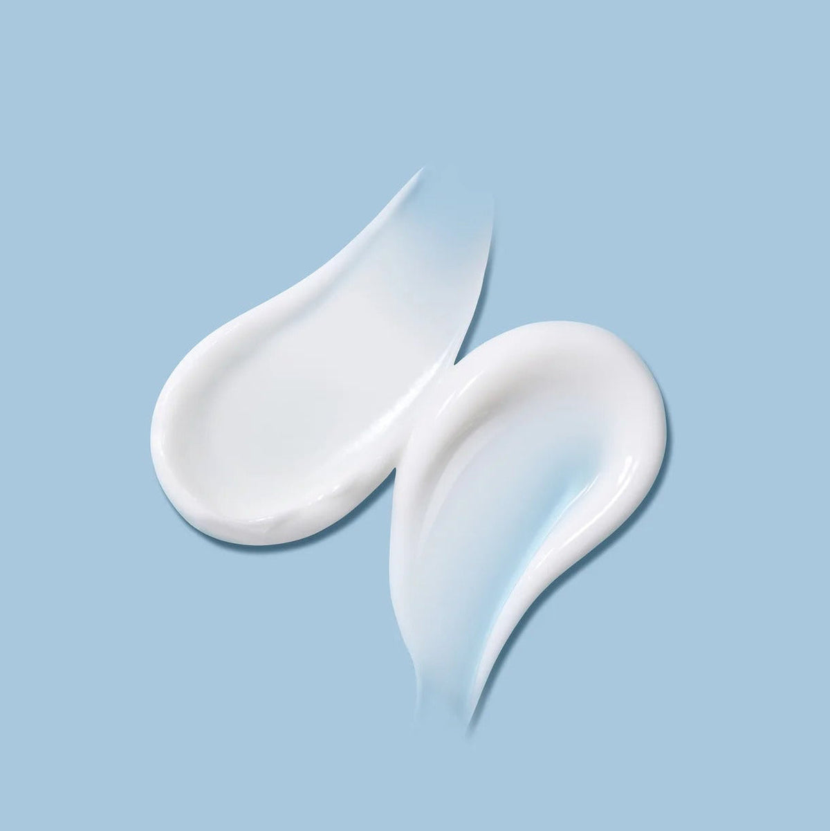 Deux traces de crème blanche à la texture lisse