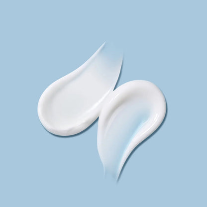 Deux traces de crème blanche à la texture lisse