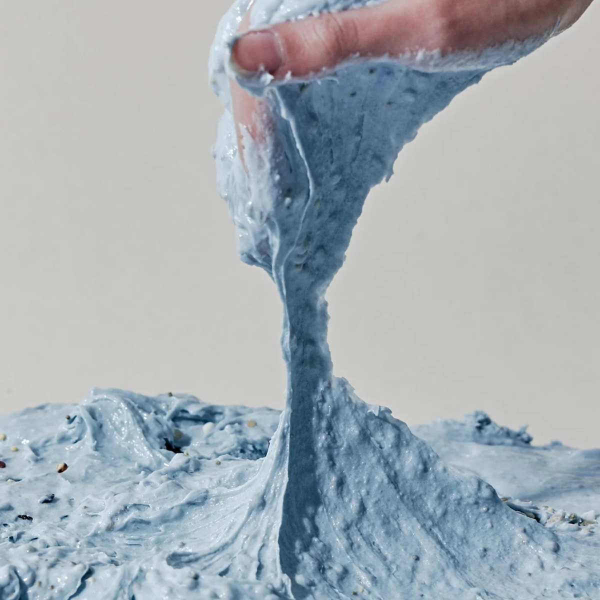 Texture de pâte bleue à particules étirée avec la main