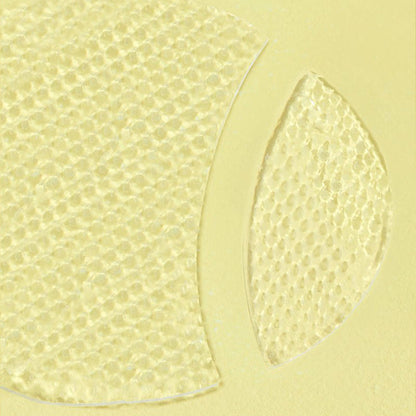 Gros plan sur la texture alvéolée des patchs hydrogel