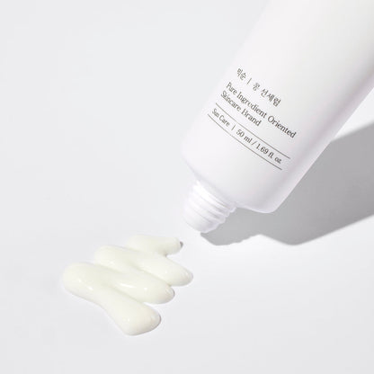Sérum solaire blanc distribué en ruban depuis le tube