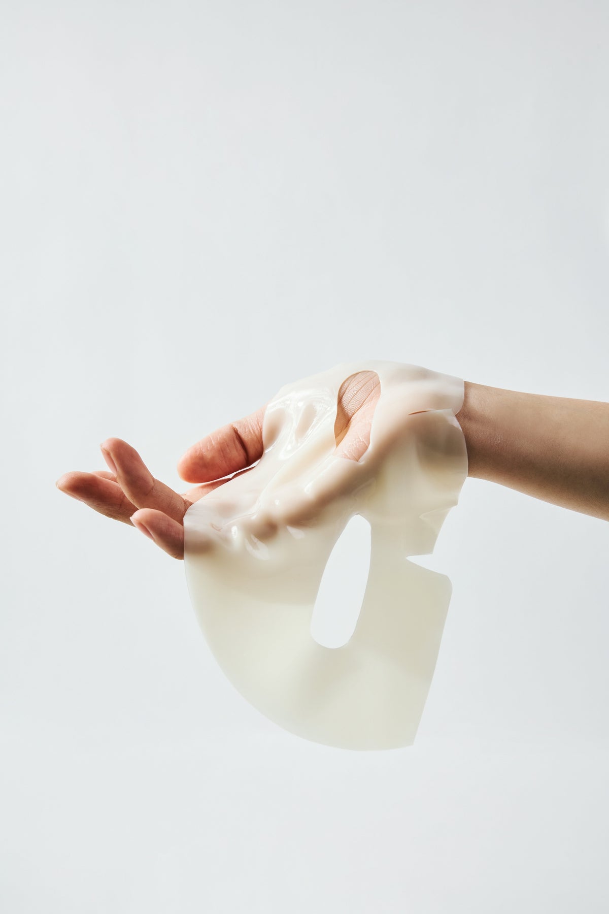 Masque hydrogel souple déplié dans la main