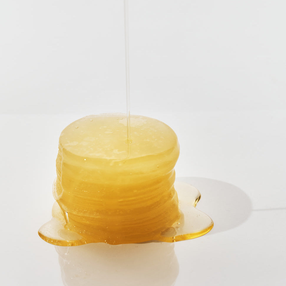 Essence transparente versée sur une pile de disques jaunes