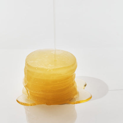 Essence transparente versée sur une pile de disques jaunes