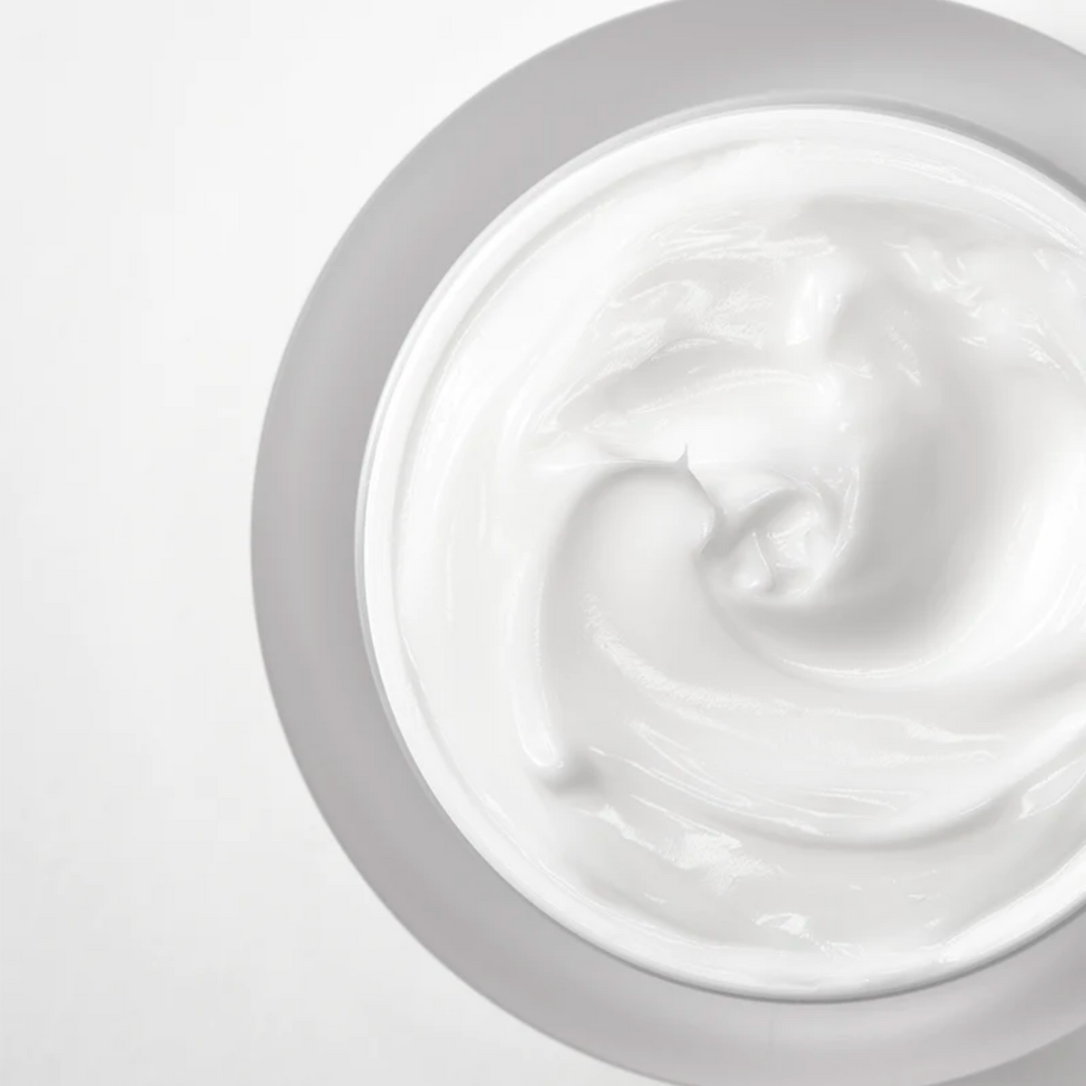 Gros plan sur la texture blanche et onctueuse de la crème