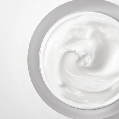Gros plan sur la texture blanche et onctueuse de la crème