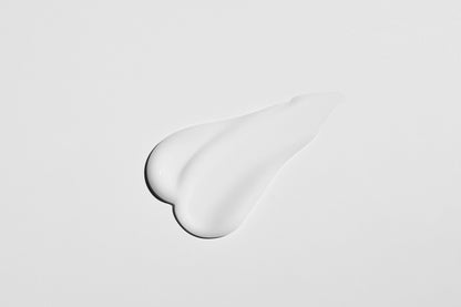 Texture blanche du soin étalée en une fine trace