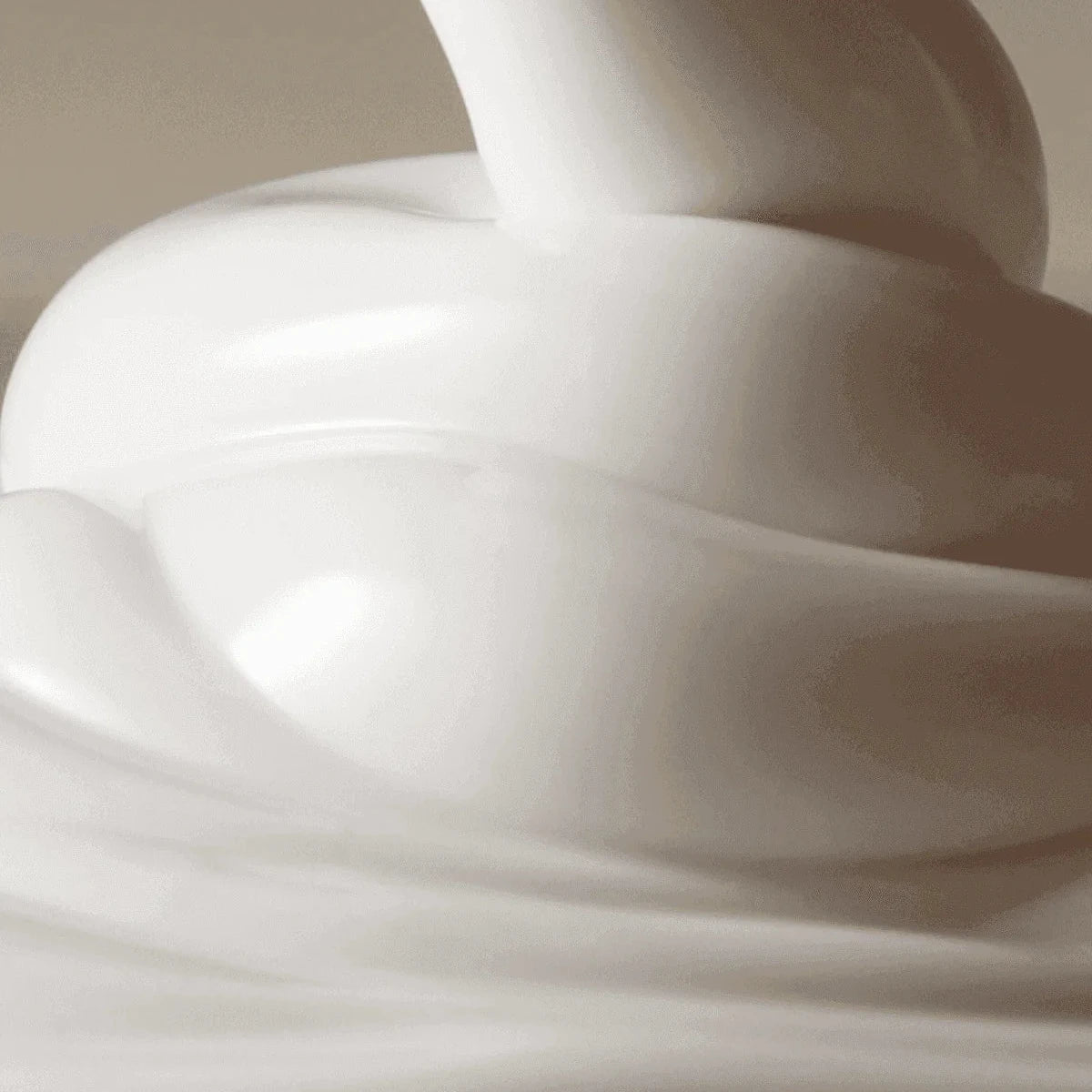 Texture blanche et onctueuse de la crème solaire