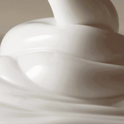 Texture blanche et onctueuse de la crème solaire
