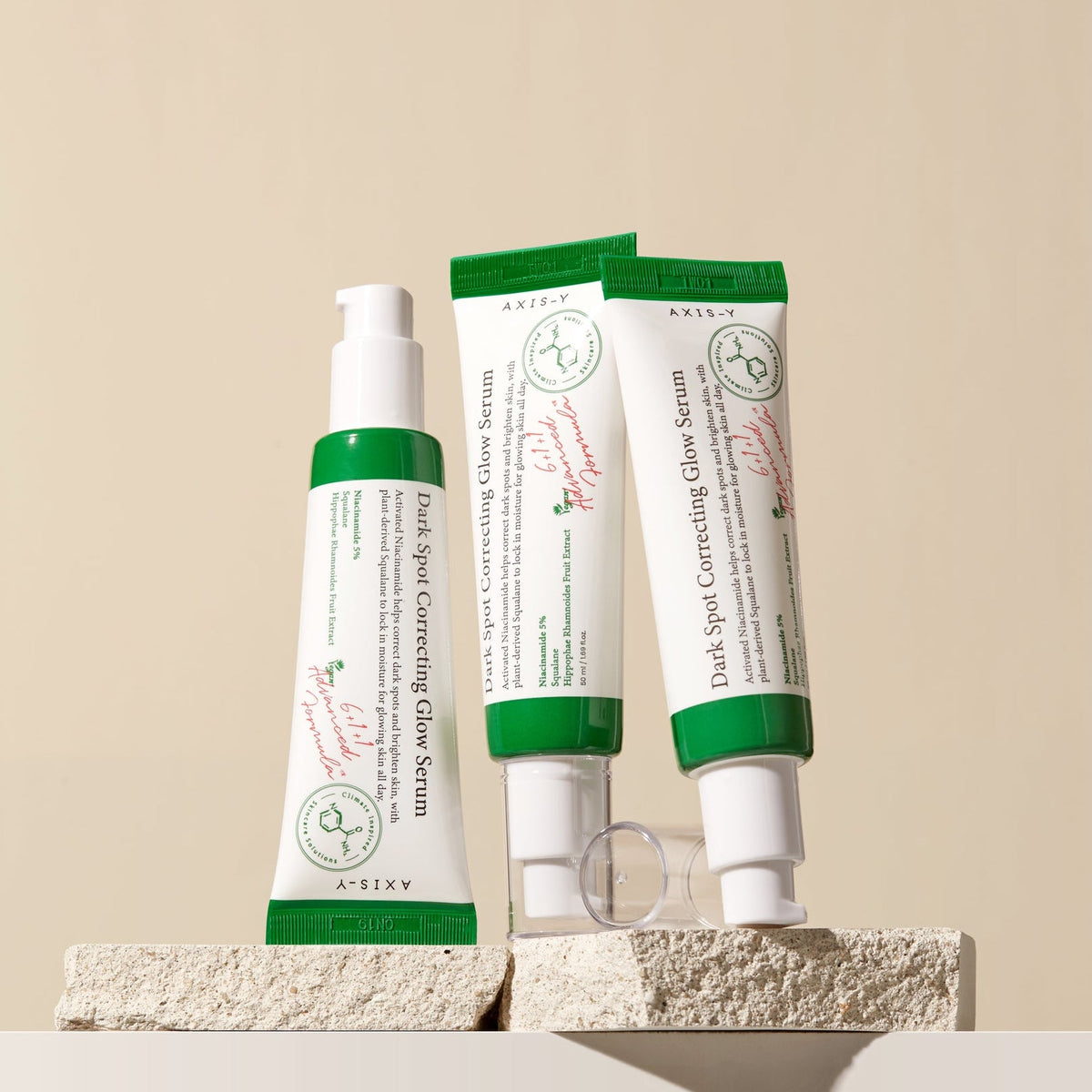 Trois tubes de sérum disposés debout sur une pierre