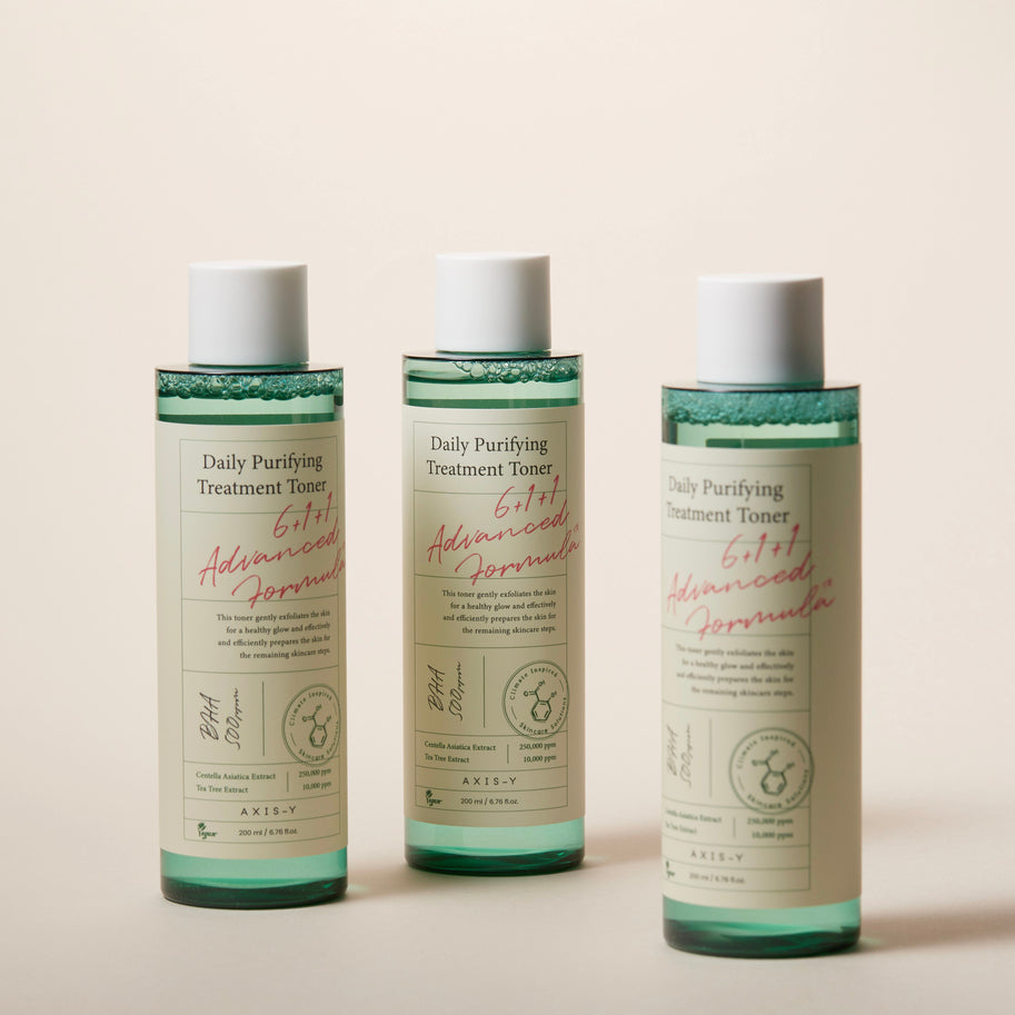 Trois flacons verts de lotion à bouchons blancs alignés