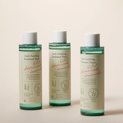 Trois flacons verts de lotion à bouchons blancs alignés