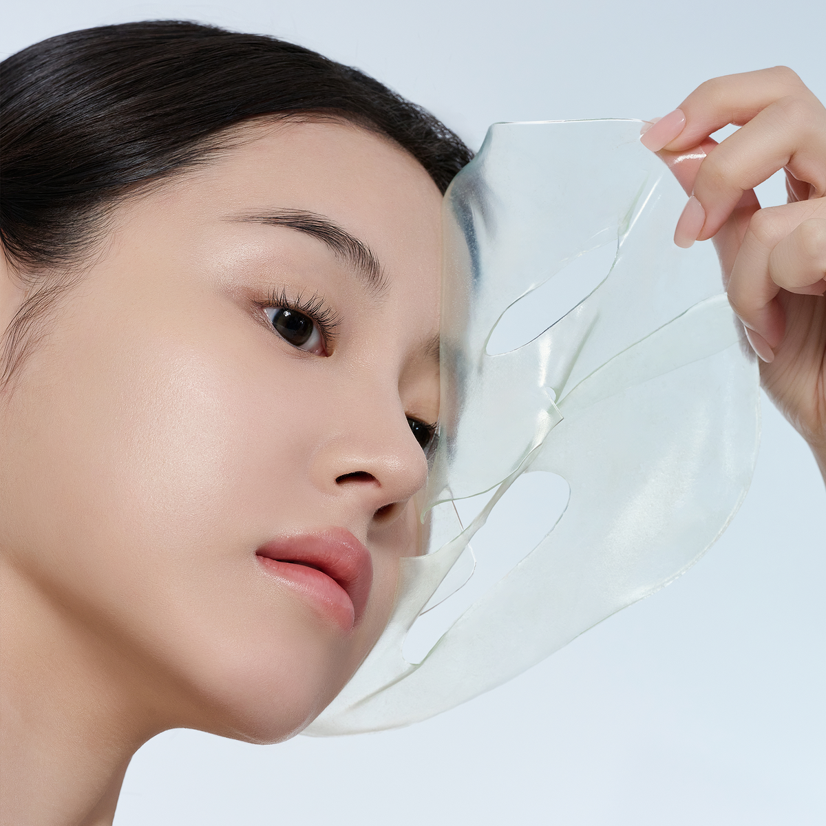 Retrait du masque hydrogel transparent sur le côté du visage