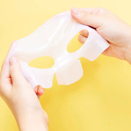 Partie supérieure du masque hydrogel étirée entre les mains