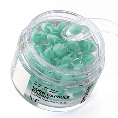 Capsule de crème verte prélevée à la spatule dans le pot ouvert