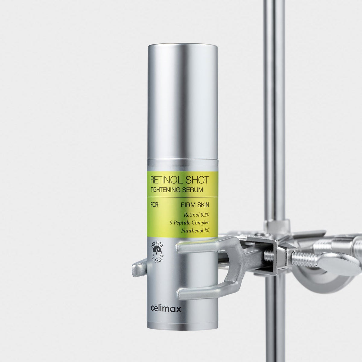 Flacon de sérum maintenu dans une pince de laboratoire