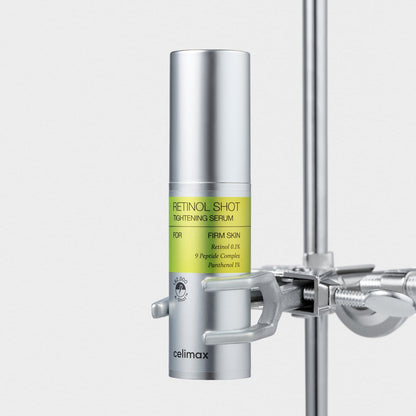 Flacon de sérum maintenu dans une pince de laboratoire