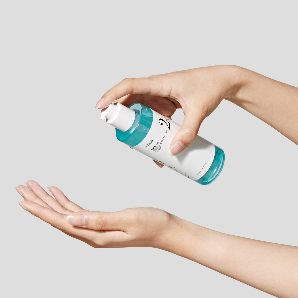 Lotion distribuée dans la paume depuis un flacon bleuté