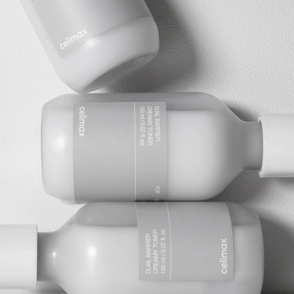 Plusieurs flacons givrés de lotion avec leurs étiquettes grises