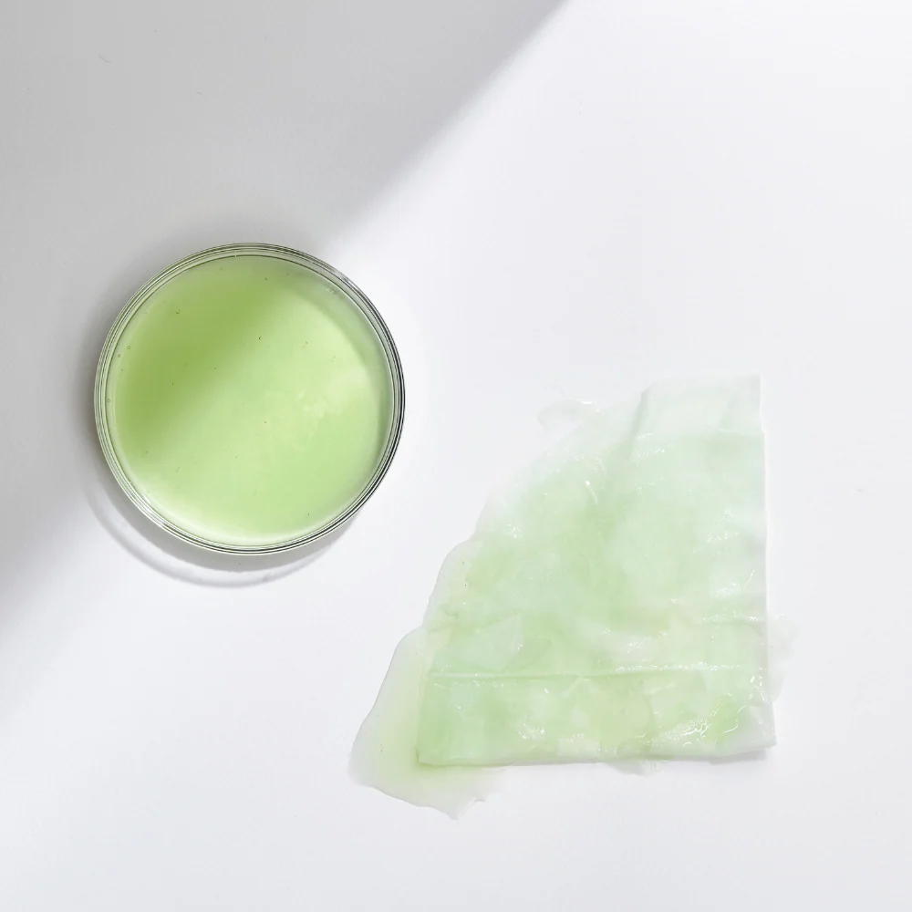 Masque plié à côté d&