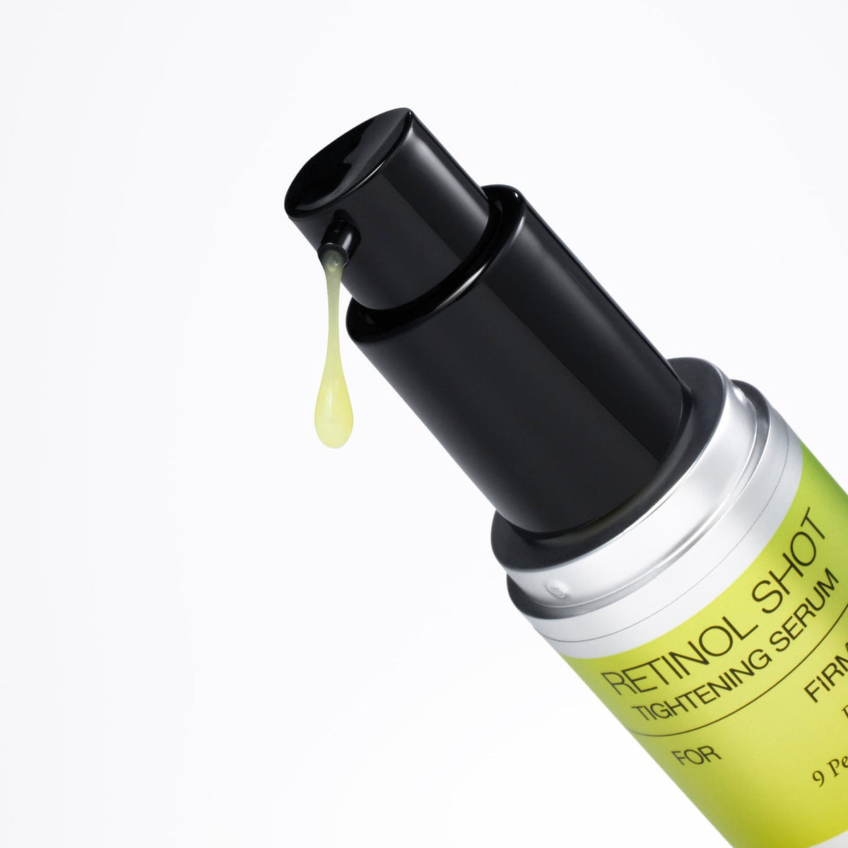 Goutte de sérum jaune pâle suspendue à l&