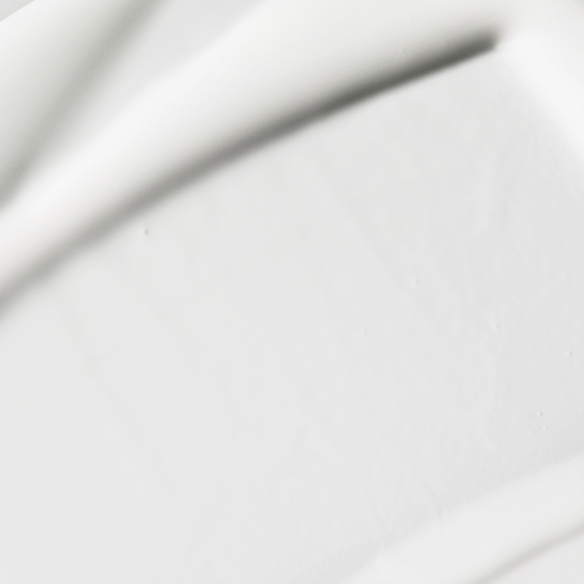 Gros plan sur la texture blanche et lisse de la crème solaire